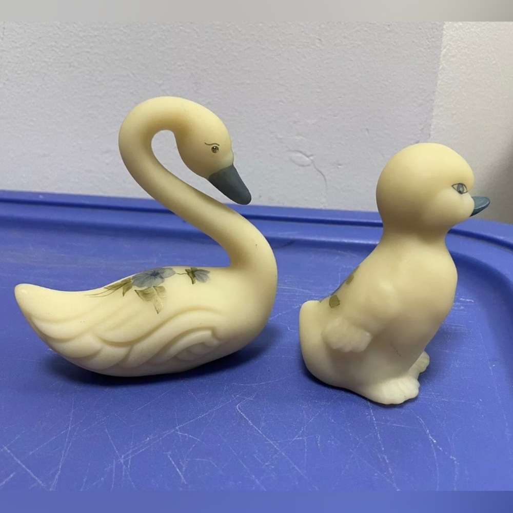 Set (2) Vintage Fenton Custard Glass Duck Hand Painted Blue Floral Artist Signed - Picture 6 of 11